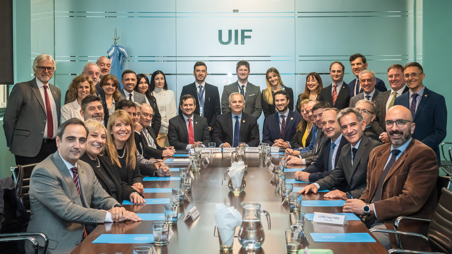 Representantes de los Consejos Profesionales de las 24 jurisdicciones provinciales presentes en la mesa de trabajo en UIF